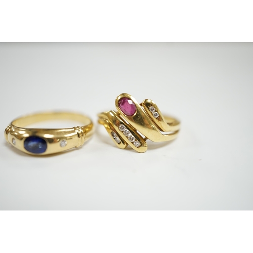 955 - A modern 750 yellow metal and gypsy set single stone sapphire and two stone diamond set ring, size N... 