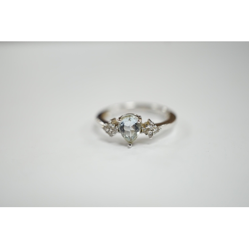 960 - A modern Italian Comete 18k white metal and single stone pear cut aquamarine set ring, with eight st... 