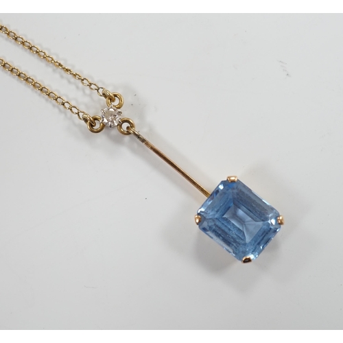 972 - A 9c, single stone synthetic blue spinel and single stone diamond set drop pendant necklace, 44cm, g... 