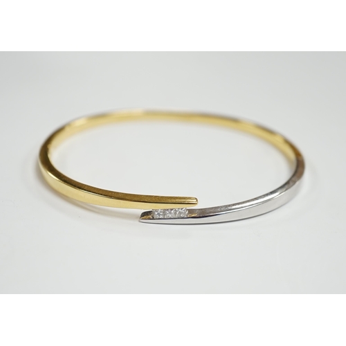 975 - A modern two colour 18k and three stone princess cut diamond set hinged bangle, interior 60mm, gross... 