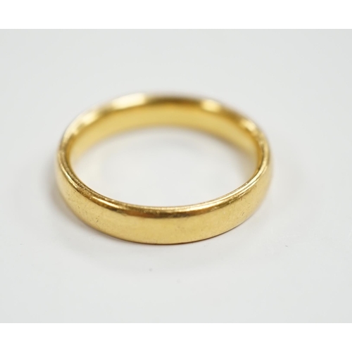 980 - A George V 22ct gold wedding band, size H, 4.3 grams.