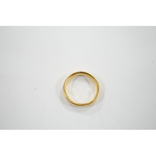 980 - A George V 22ct gold wedding band, size H, 4.3 grams.