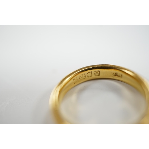 980 - A George V 22ct gold wedding band, size H, 4.3 grams.