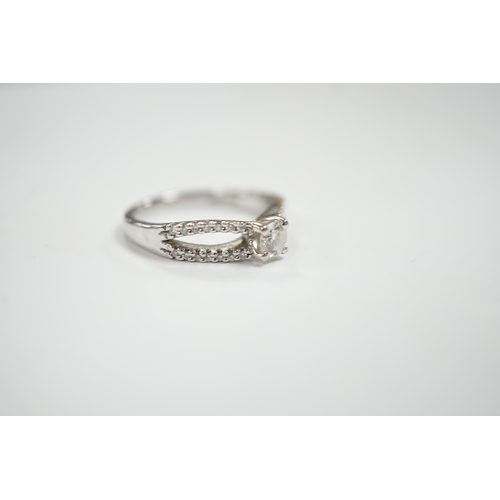 984 - A modern 18ct white gold and single stone diamond set ring, with diamond chip set split shoulders, s... 