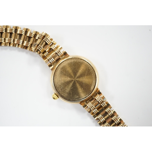 985 - A lady's modern 9ct gold quartz bracelet wrist watch, retailed by Brufords, overall 17.7cm, gross we... 