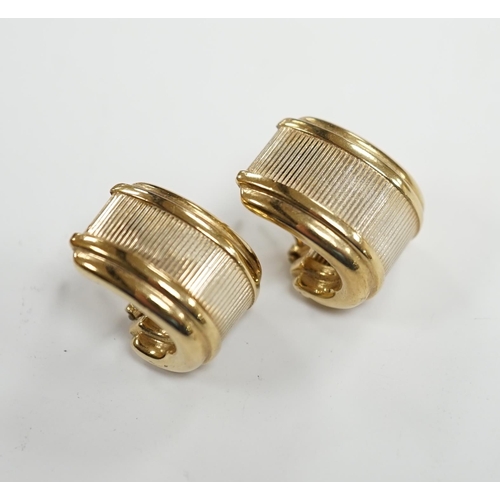 987 - A modern pair of 375 earrings, with central textured band, 18mm, 4.9 grams.