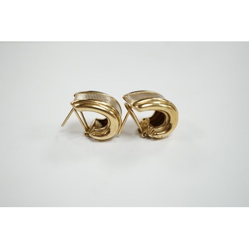 987 - A modern pair of 375 earrings, with central textured band, 18mm, 4.9 grams.