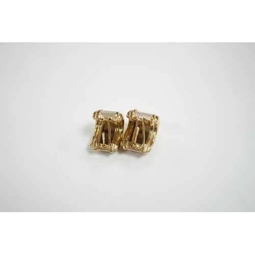 987 - A modern pair of 375 earrings, with central textured band, 18mm, 4.9 grams.