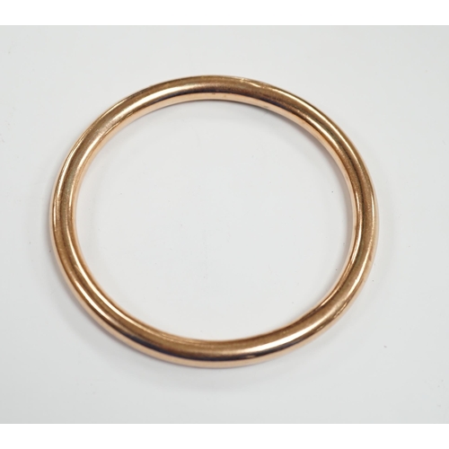 992 - A George V 9ct gold hollow bangle, interior diameter 67mm, 13.8 grams.