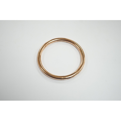 992 - A George V 9ct gold hollow bangle, interior diameter 67mm, 13.8 grams.