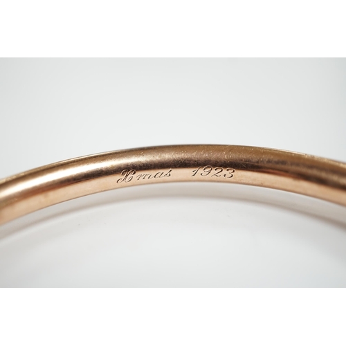 992 - A George V 9ct gold hollow bangle, interior diameter 67mm, 13.8 grams.