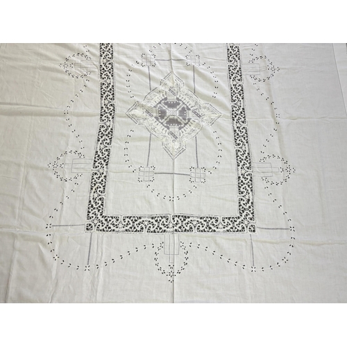 309 - An Edwardian damask banqueting cloth 354cm long x 232 wide, worked with a central needle lace insert... 