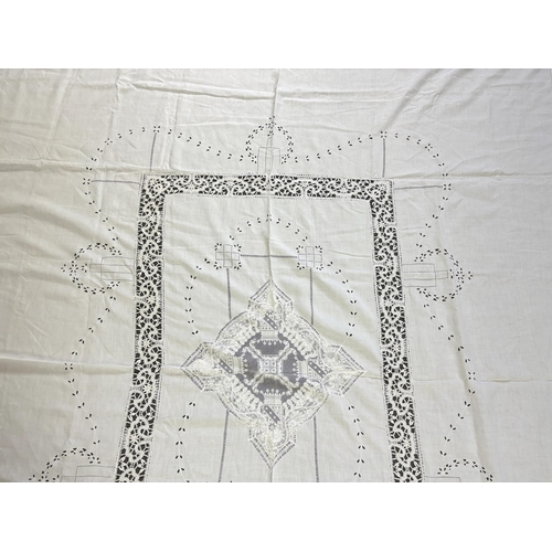 309 - An Edwardian damask banqueting cloth 354cm long x 232 wide, worked with a central needle lace insert... 