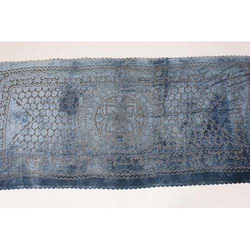 327 - A 20th century blue and black patterned silk cut velvet evening stole with scalloped borders, 102cm ... 