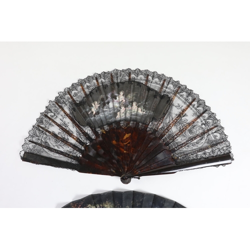 366 - A late Victorian Chantilly black lace and tortoiseshell fan with a central painted cartouche and a m... 