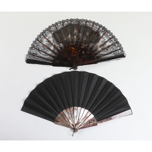 366 - A late Victorian Chantilly black lace and tortoiseshell fan with a central painted cartouche and a m... 