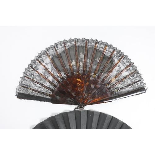 366 - A late Victorian Chantilly black lace and tortoiseshell fan with a central painted cartouche and a m... 