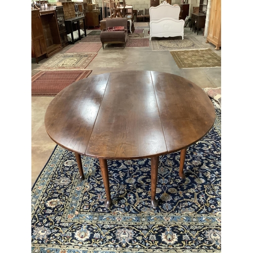 40 - A reproduction 18th century style oak drop leaf wake table, length 194cm, width 150cm extended, heig... 