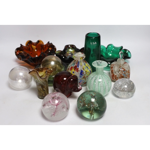 435 - Ornamental glassware. Various makes including Caithness (15)