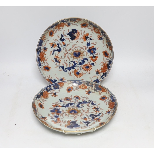 503 - A pair of Chinese Imari dishes, Qianlong period, 28cm in diameter