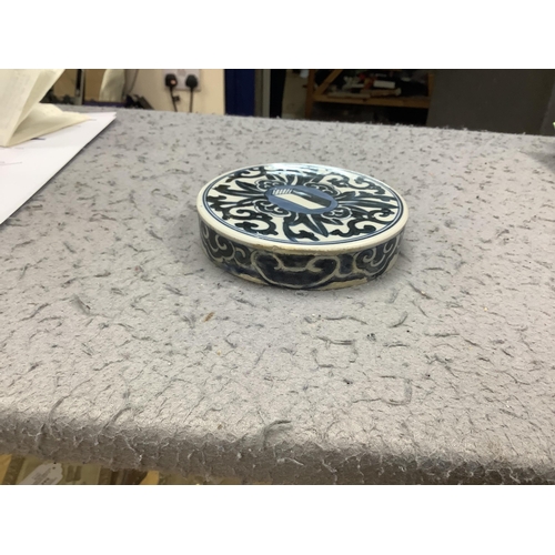 511 - A 19th century Chinese blue and white jar and cover, with stand, 29cm total (including stand)