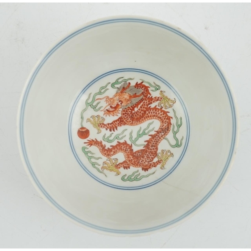 516 - A Chinese wucai dragon and phoenix bowl, early 20th century, diameter 15cm