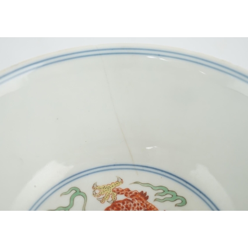 516 - A Chinese wucai dragon and phoenix bowl, early 20th century, diameter 15cm