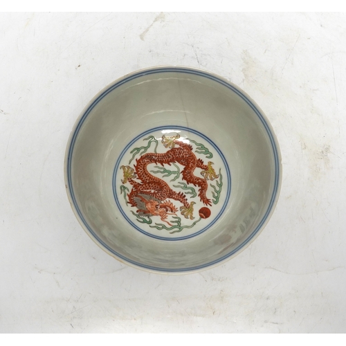 516 - A Chinese wucai dragon and phoenix bowl, early 20th century, diameter 15cm