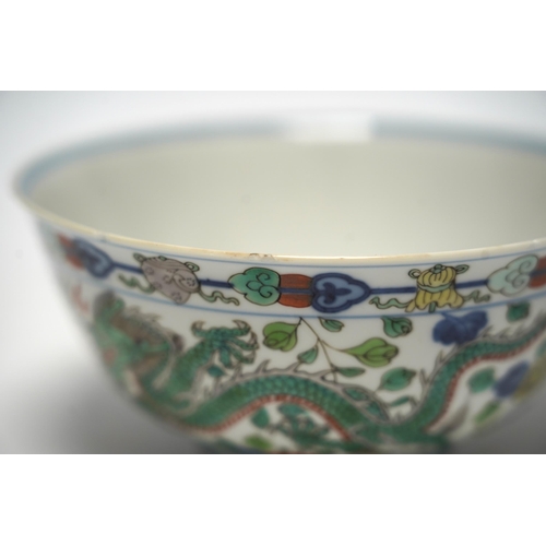 516 - A Chinese wucai dragon and phoenix bowl, early 20th century, diameter 15cm