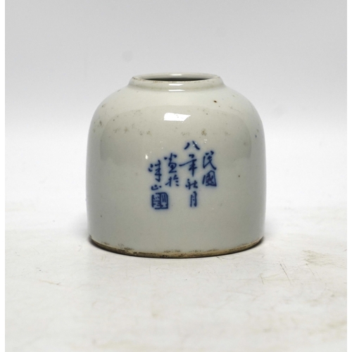 519 - A Chinese blue and white brush pot, possibly Republic period,  decorated with crayfish, 8.5cm