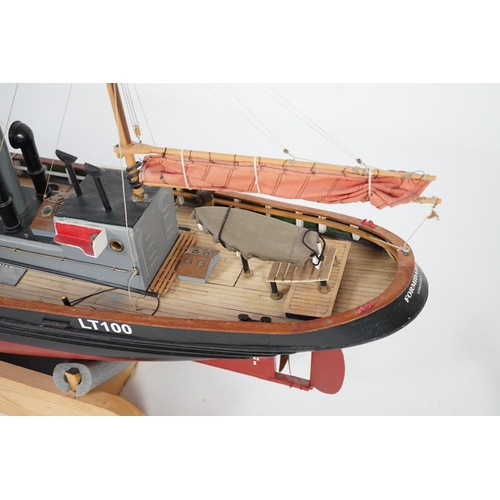 571 - A kit-built Maxwell Hemmens pond yacht style model of a herring drifter, LT100, 120cm long, a well c... 