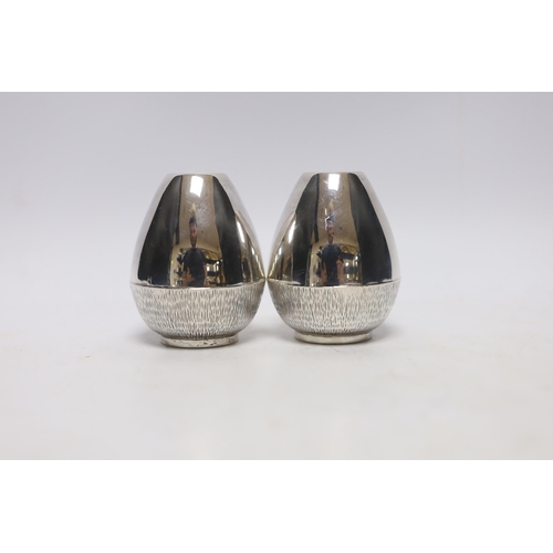 864 - A pair of Elizabeth II part textured silver salt and pepper shakers by Pruden & Smith, Sheffield, 20... 