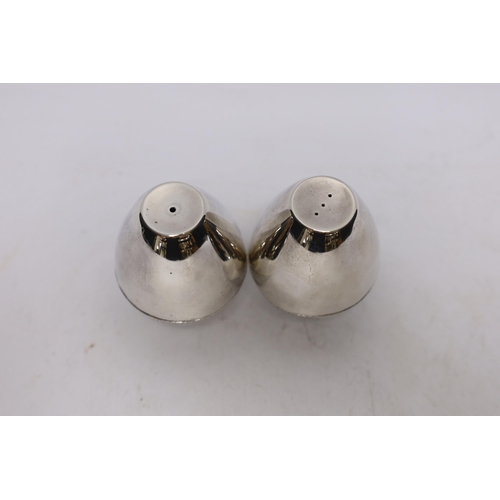 864 - A pair of Elizabeth II part textured silver salt and pepper shakers by Pruden & Smith, Sheffield, 20... 