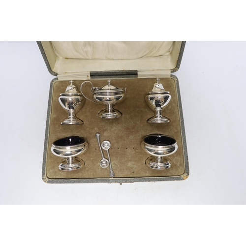 881 - A cased George V silver five piece condiment set, Henry Clifford Davies, Birmingham, 1913 & 1917, wi... 