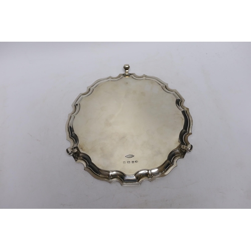 883 - A George V silver salver, with pie crust border, Adie Brothers, Birmingham, 1932, 25.6cm, 19.6oz.... 