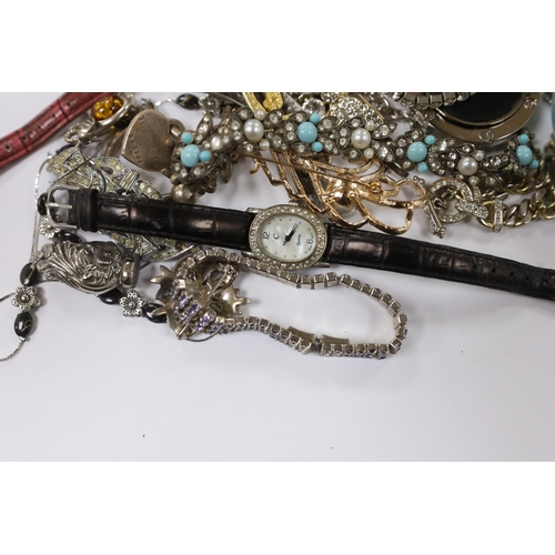 914 - A group of assorted costume jewellery including marcasite and paste set, a Tiffany & Co sterling key... 