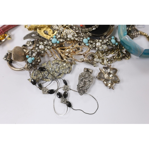 914 - A group of assorted costume jewellery including marcasite and paste set, a Tiffany & Co sterling key... 