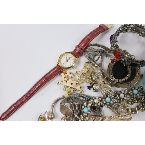 914 - A group of assorted costume jewellery including marcasite and paste set, a Tiffany & Co sterling key... 