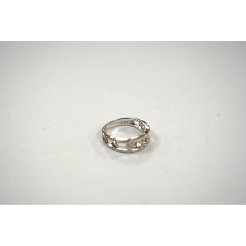 924 - A modern pierced white metal (stamped PT900) and solitaire diamond set ring, size K, gross weight 6.... 