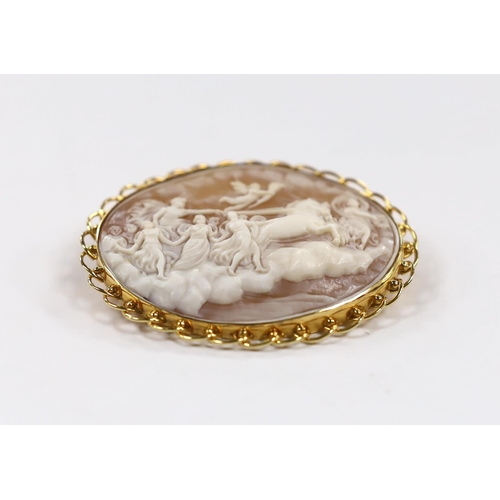 932 - A modern 18k mounted oval cameo shell pendant brooch, carved with Phoebus and the hours preceded by ... 