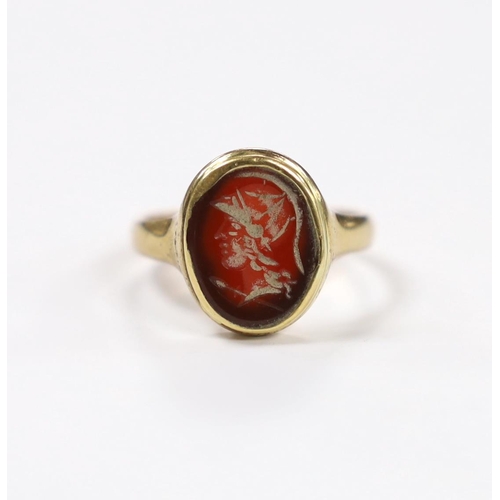 945 - An antique 9ct and intaglio glass? set oval ring, depicting the bust of a Roman soldier to dexter, s... 