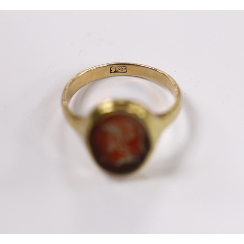 945 - An antique 9ct and intaglio glass? set oval ring, depicting the bust of a Roman soldier to dexter, s... 