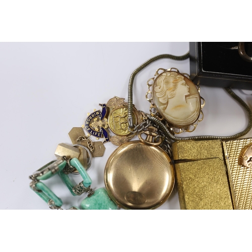 947 - A pair of 9ct gold cufflinks, one other 9ct cufflink, a 9ct mounted cameo shell brooch, a gold plate... 