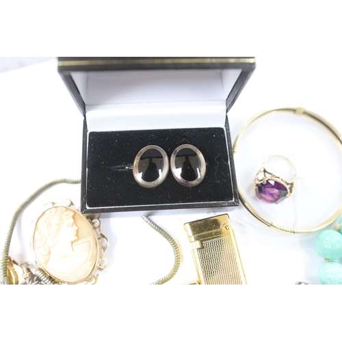 947 - A pair of 9ct gold cufflinks, one other 9ct cufflink, a 9ct mounted cameo shell brooch, a gold plate... 