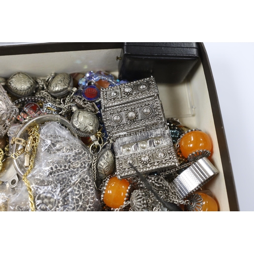 974 - A quantity of assorted costume jewellery, including an Italian 900 standard gilt white metal filigre... 