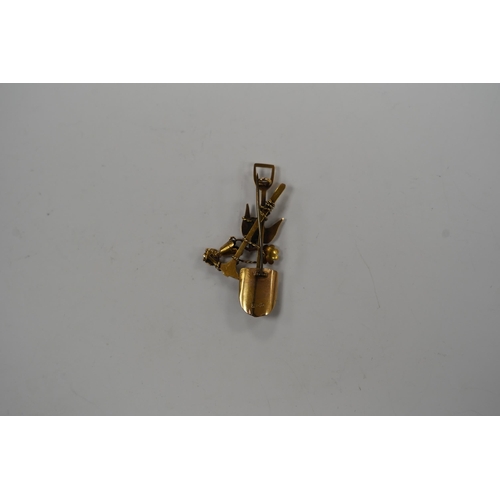 982 - An early 20th century 18ct 'Australian miner's' brooch, 55mm, 9.2 grams.