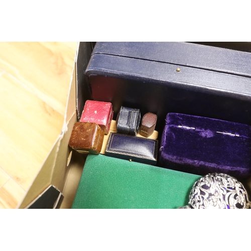 989 - A quantity of assorted jewellery boxes.