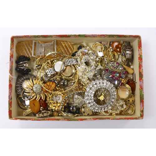 990 - Assorted costume jewellery and wrist watches, including an agate set brooch.