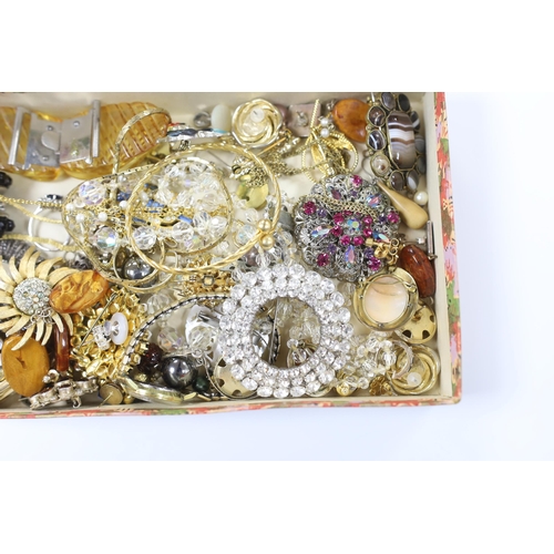 990 - Assorted costume jewellery and wrist watches, including an agate set brooch.