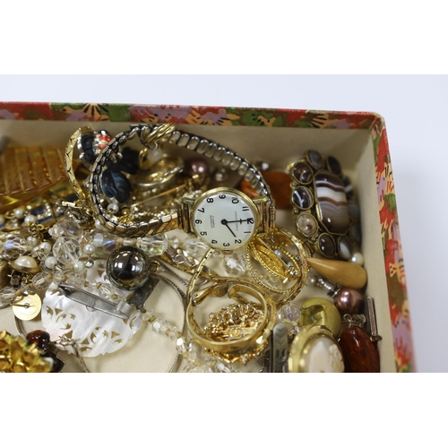 990 - Assorted costume jewellery and wrist watches, including an agate set brooch.